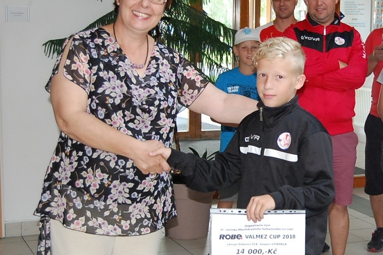Předání šeku z aukce ROBE Valmez CUP 2018