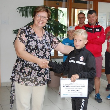 Předání šeku z aukce ROBE Valmez CUP 2018