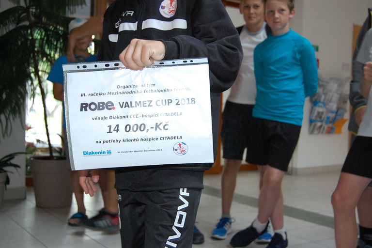 Aukce dresů na turnaji ROBE ValMez CUP 2018 vynesla 14.000,- Kč a podpořila náš hospic