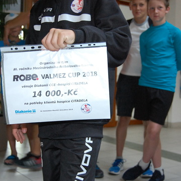 Předání šeku z aukce ROBE Valmez CUP 2018