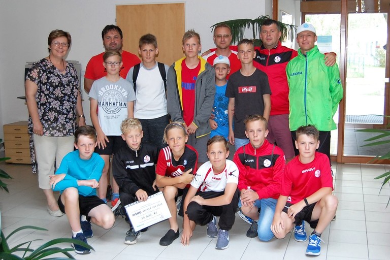 Předání šeku z aukce ROBE Valmez CUP 2018